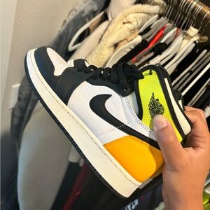 Jordan 1 Retro High
White Black Volt University Gold